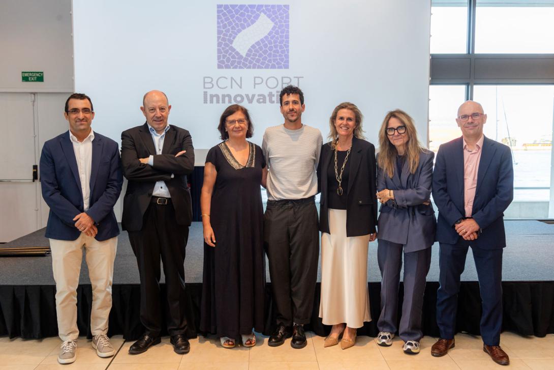 Foto de grupo con los representantes de la fundación y los ponentes invitados al acto. 