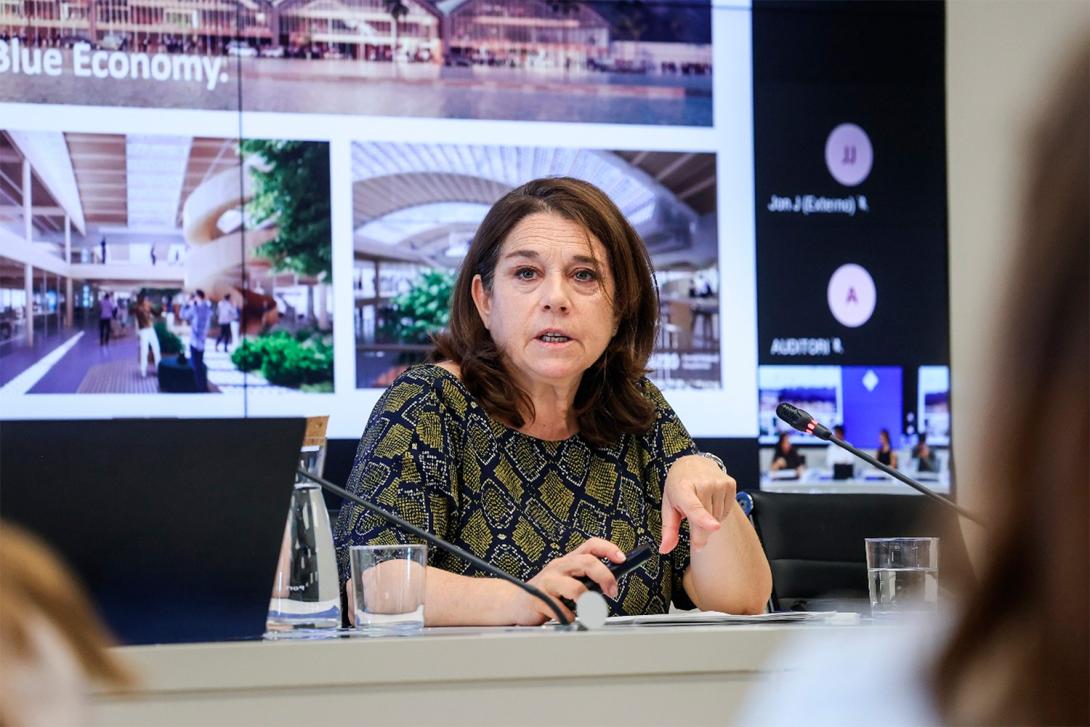 La directora de Innovación y Estrategia de Economía Azul del Port de Barcelona, Emma Cobos, durante su presentación.