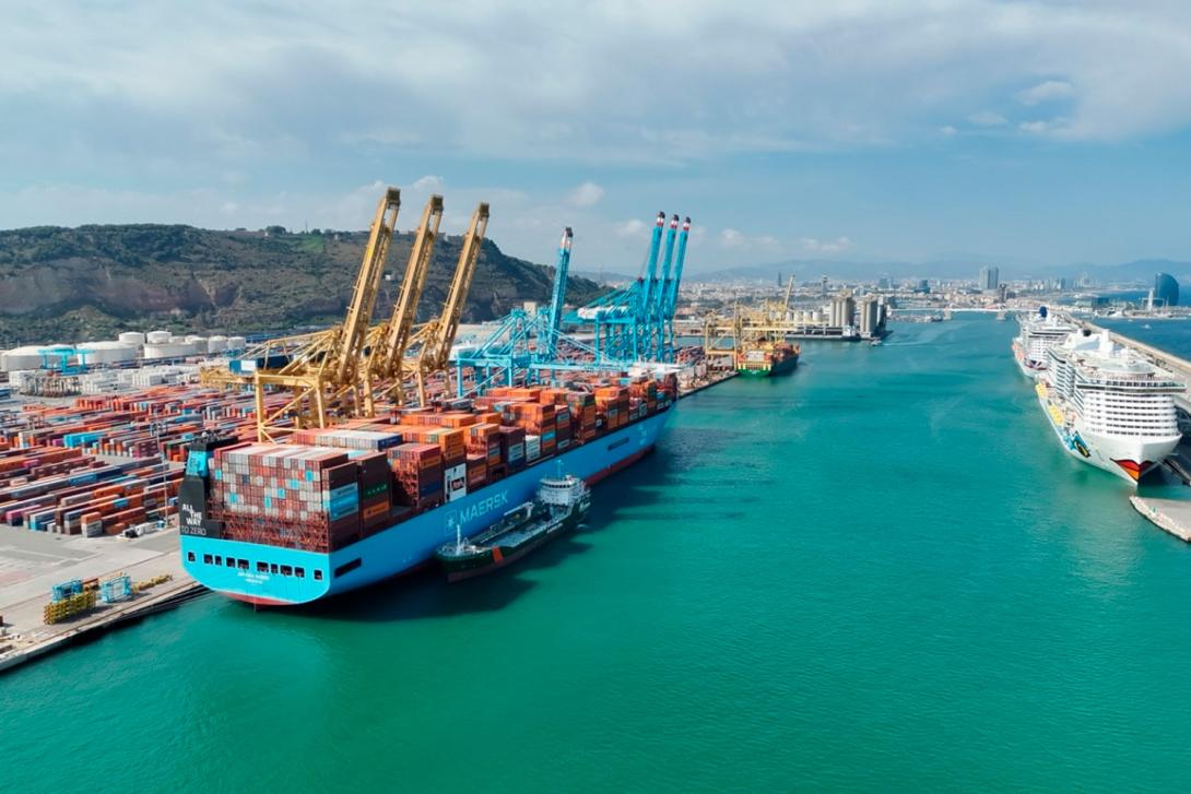 El buque de suministro de combustible Bahía Candela y el portacontenedores Antonia Maersk durante la operativa. 