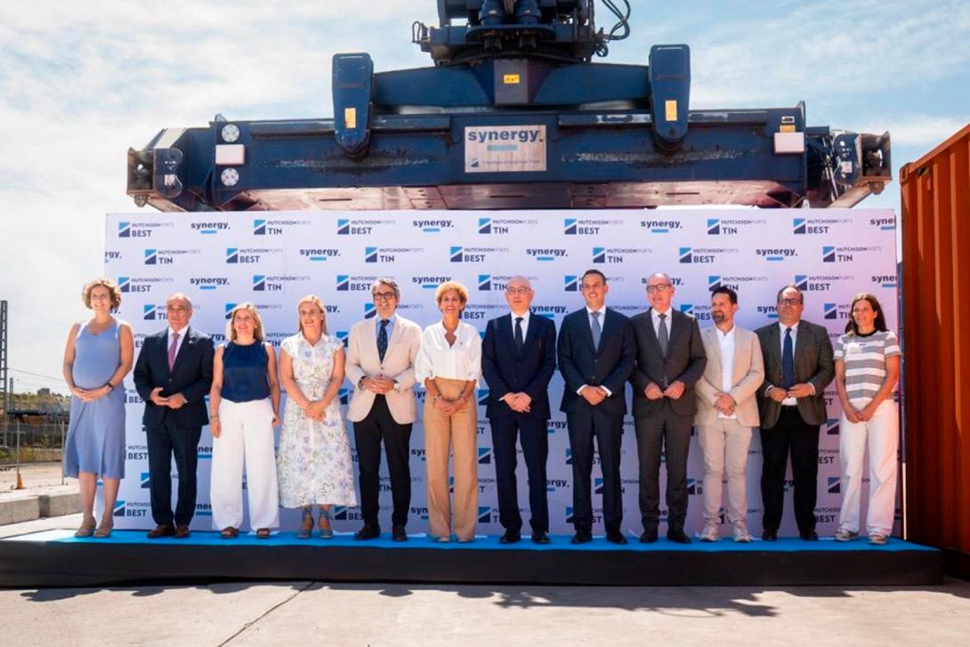Foto de grup de l’acte d’inauguració de la nova terminal. 