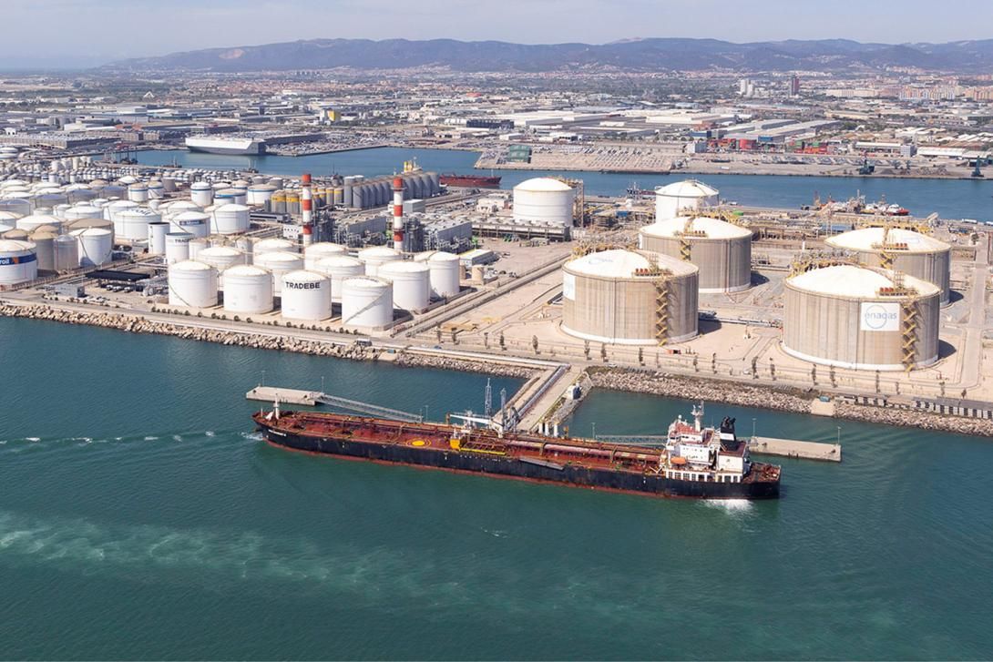 El muelle de la Energia concentra gran parte del tráfico de líquidos a granel. 