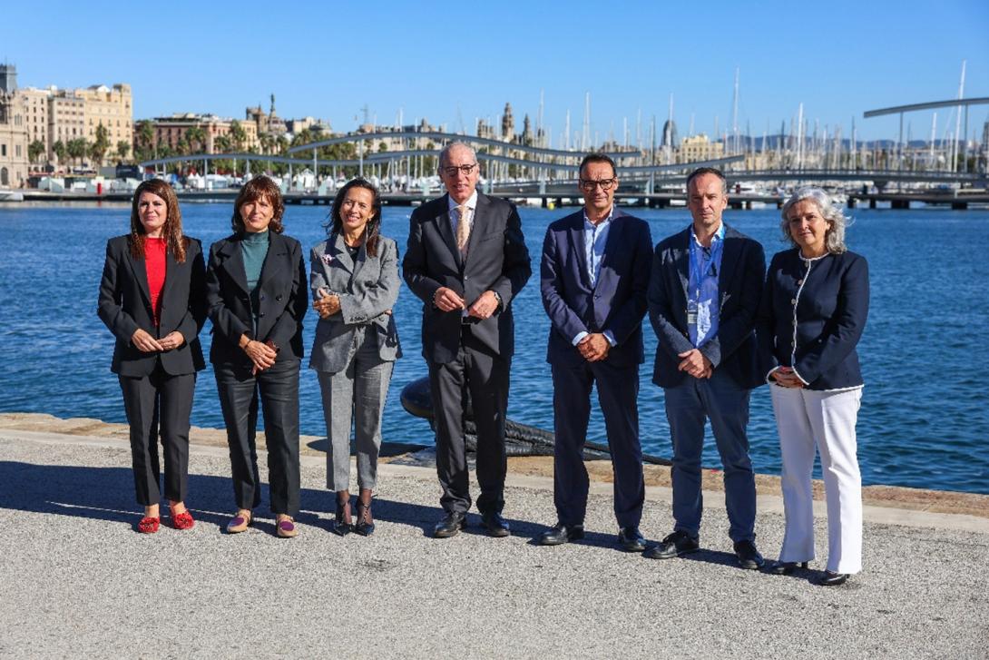Directivos de Red Eléctrica y del Port de Barcelona, durante la visita a las instalaciones. 