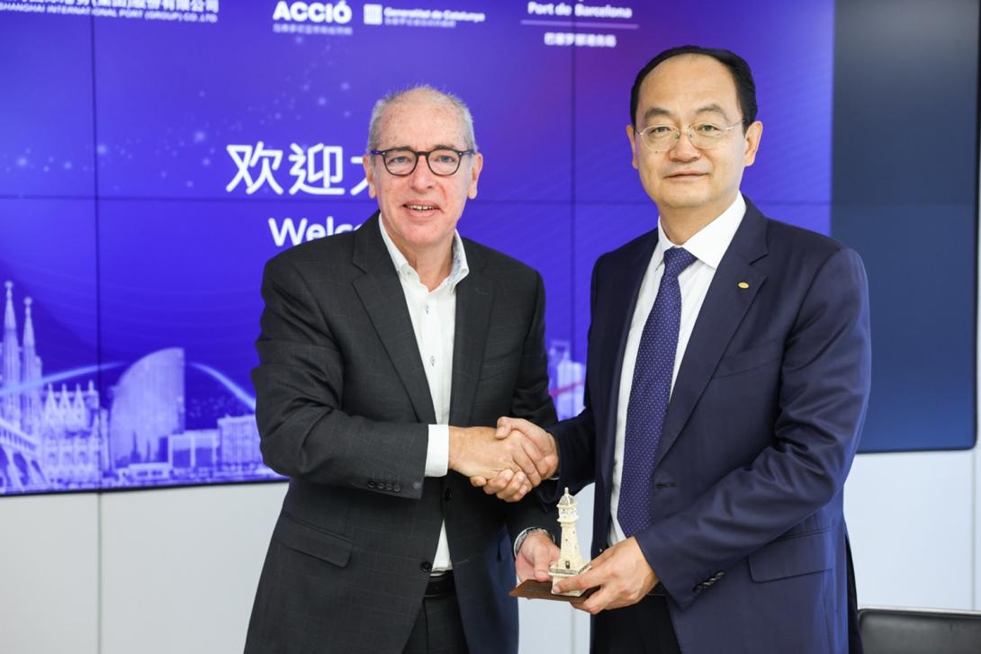 The president of the Port de Barcelona, José Alberto Carbonell, with the president of the Shanghai International Port Group (SIPG), Song Xiaodong.